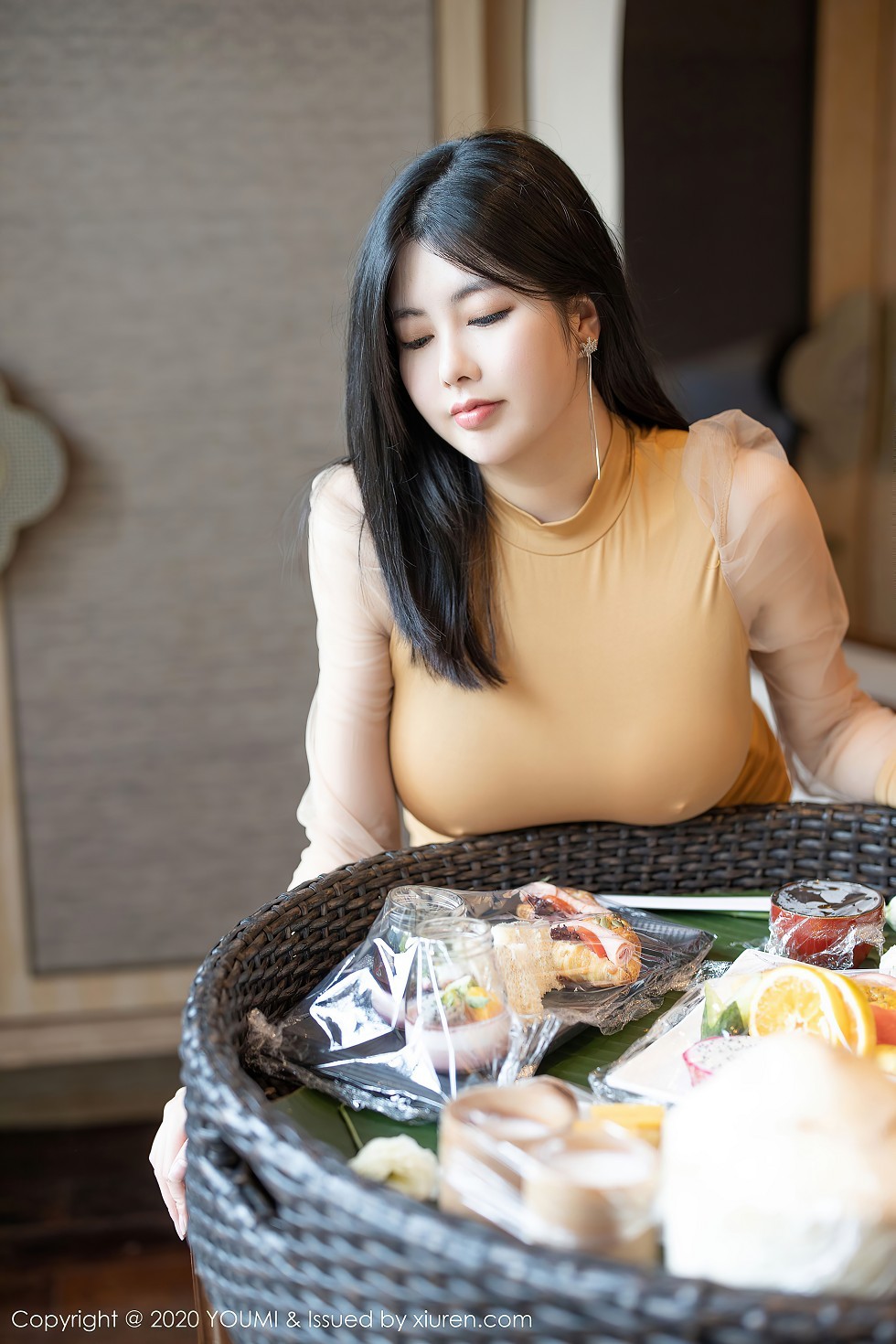 [YouMi尤蜜荟]Vol.528_女神娜露Selena西双版纳旅拍真空典雅礼裙秀豪乳激凸诱惑写真48P