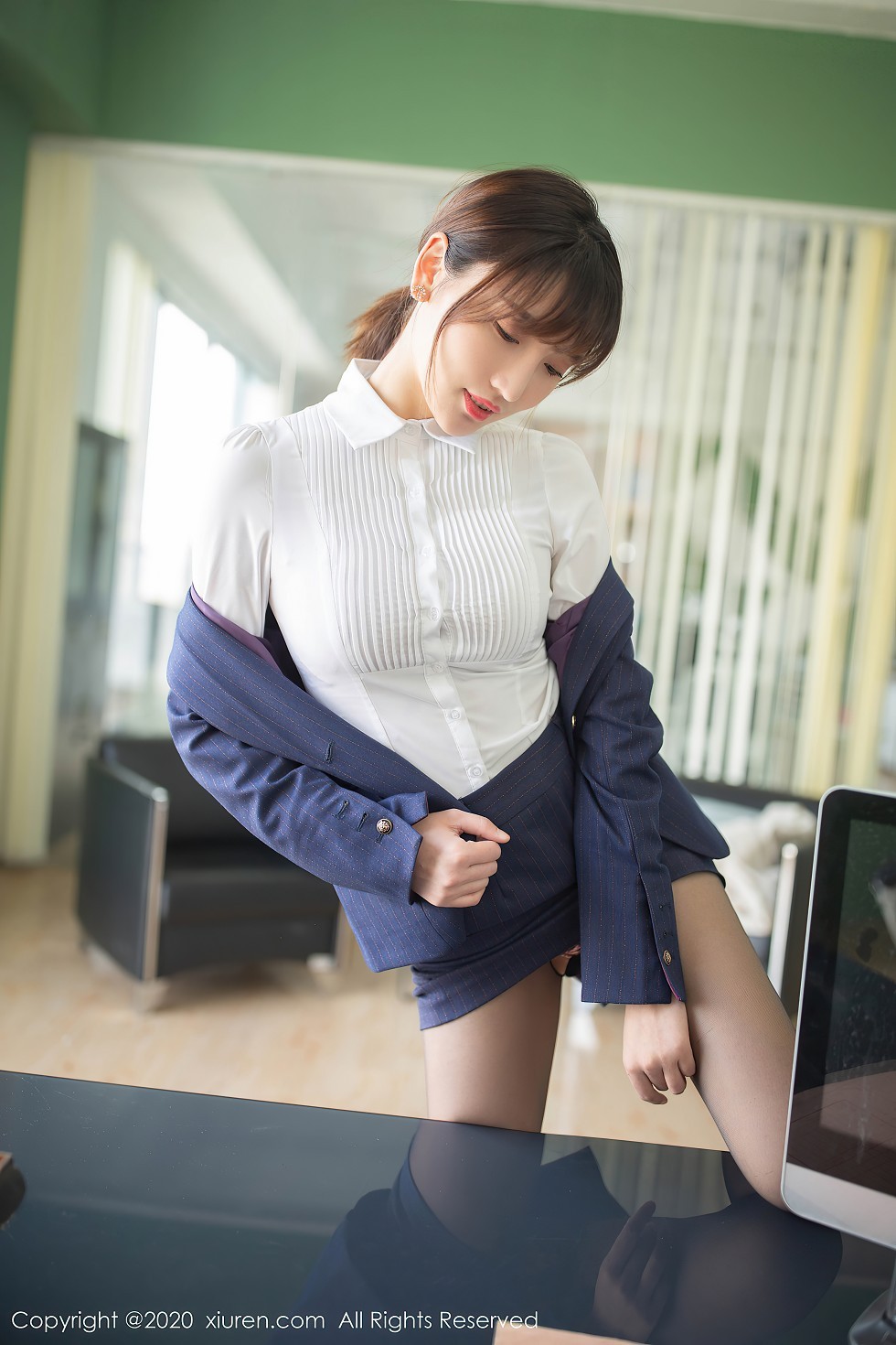 XiuRen第2577期_嫩模陆萱萱职场boss办公室主题开档黑丝裤袜秀翘臀惹火诱惑写真76P
