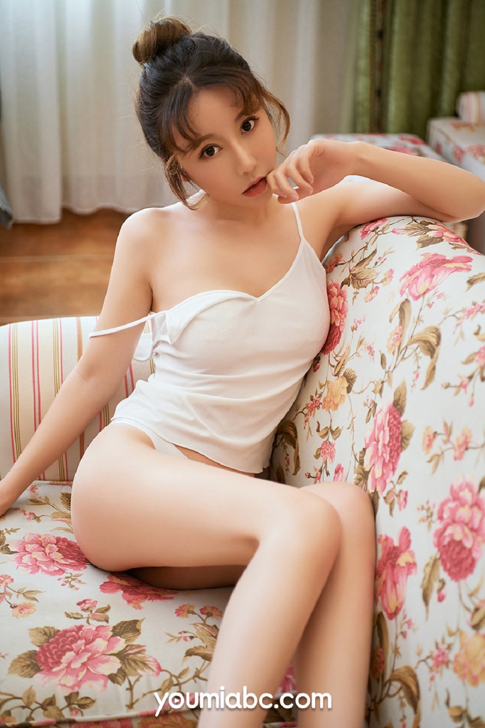 [YouMi尤蜜]Vol.342_草莓女孩瑶瑶白色吊带内衣配丁字裤露绝色美臀极致诱惑写真34P