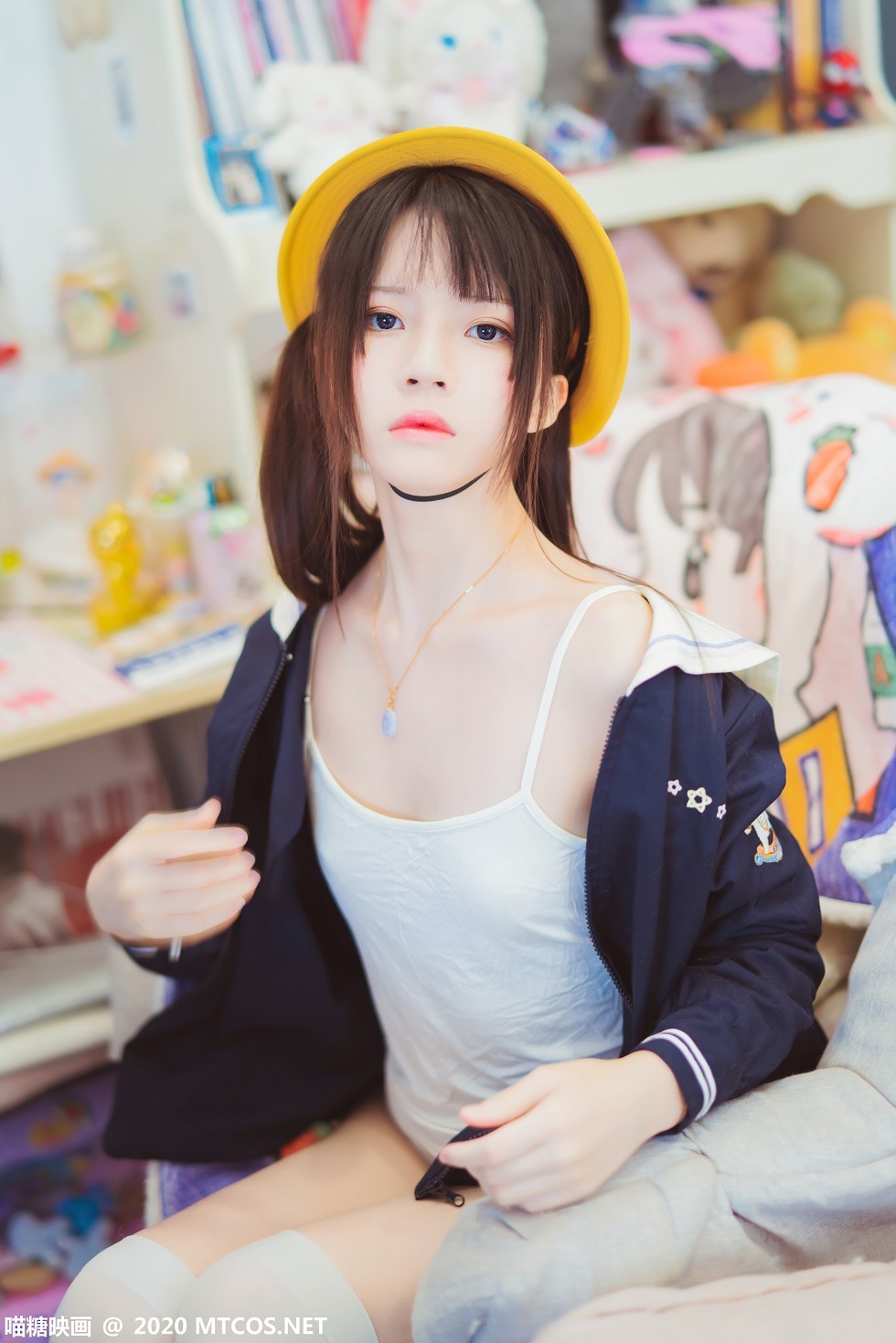[喵糖映画]Vol.246_小黄帽美少女私房脱外套露性感白色吊带内衣撩人诱惑写真45P