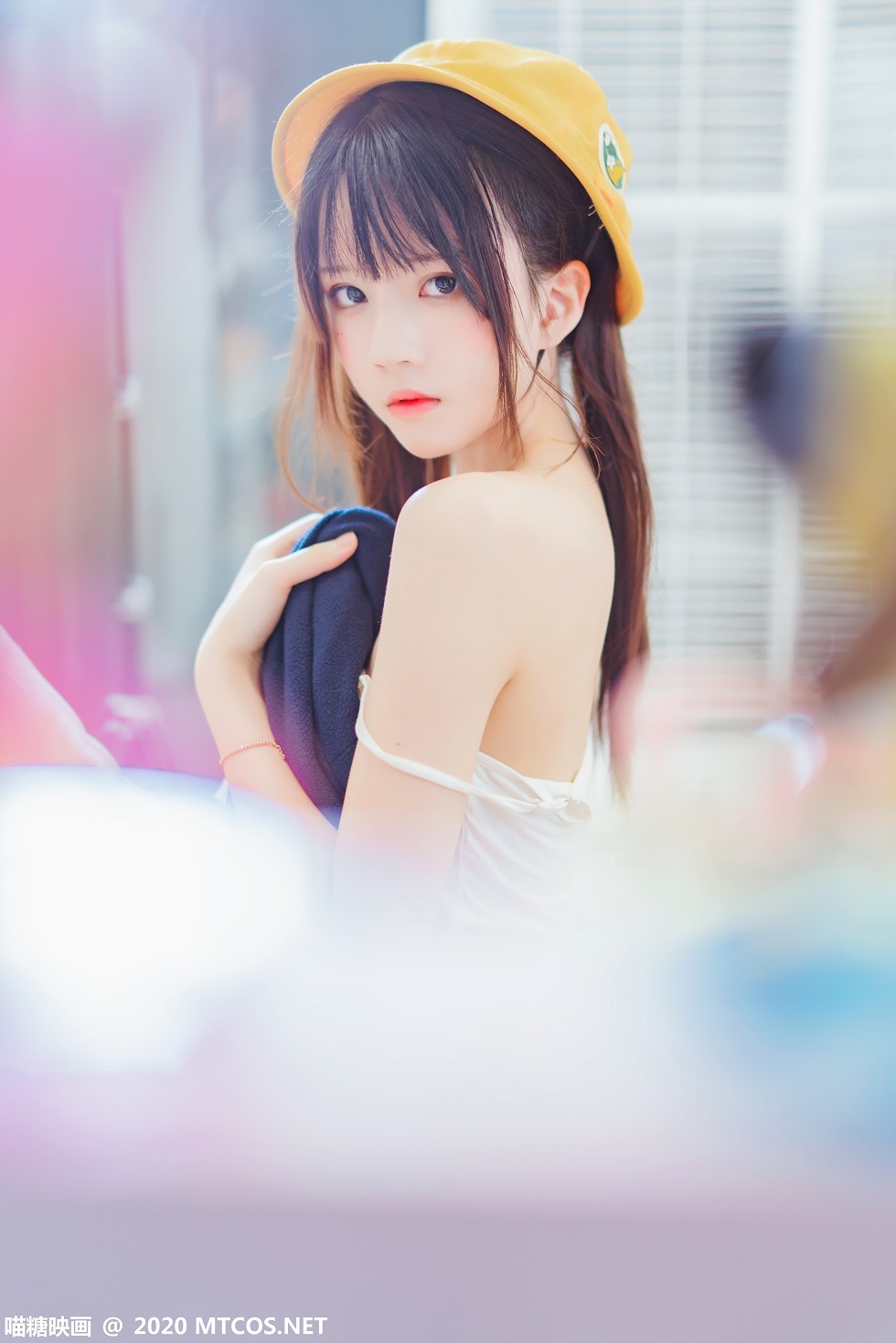 [喵糖映画]Vol.246_小黄帽美少女私房脱外套露性感白色吊带内衣撩人诱惑写真45P