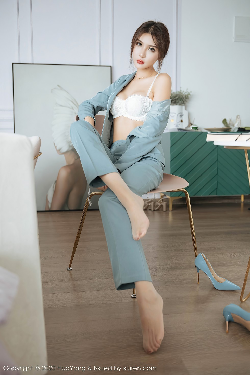 [HuaYang花漾]Vol.295_嫩模Emily顾奈奈经典酷爽职场西服半脱露性感内衣诱惑写真72P