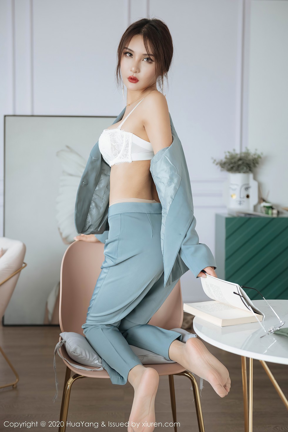 [HuaYang花漾]Vol.295_嫩模Emily顾奈奈经典酷爽职场西服半脱露性感内衣诱惑写真72P