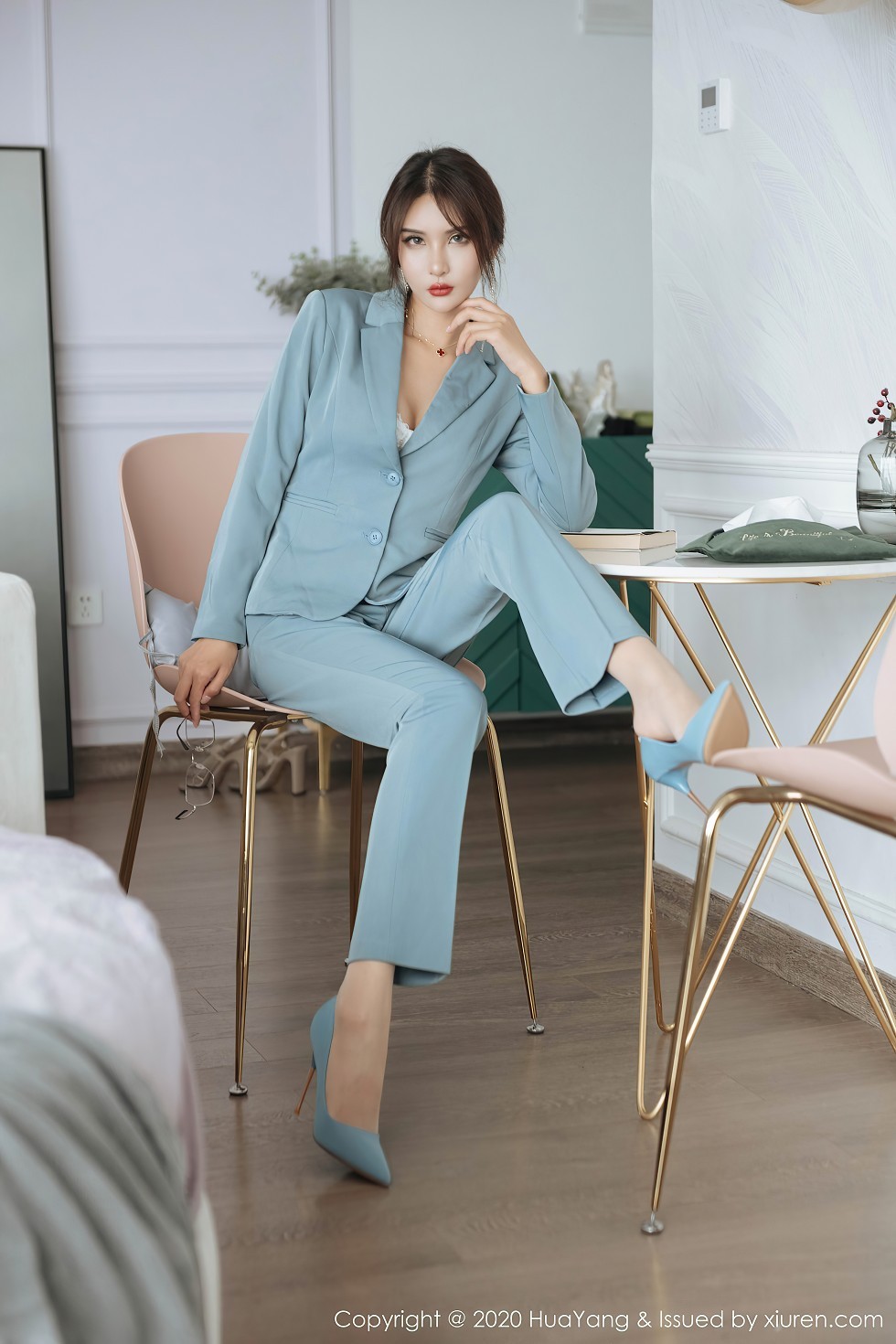 [HuaYang花漾]Vol.295_嫩模Emily顾奈奈经典酷爽职场西服半脱露性感内衣诱惑写真72P