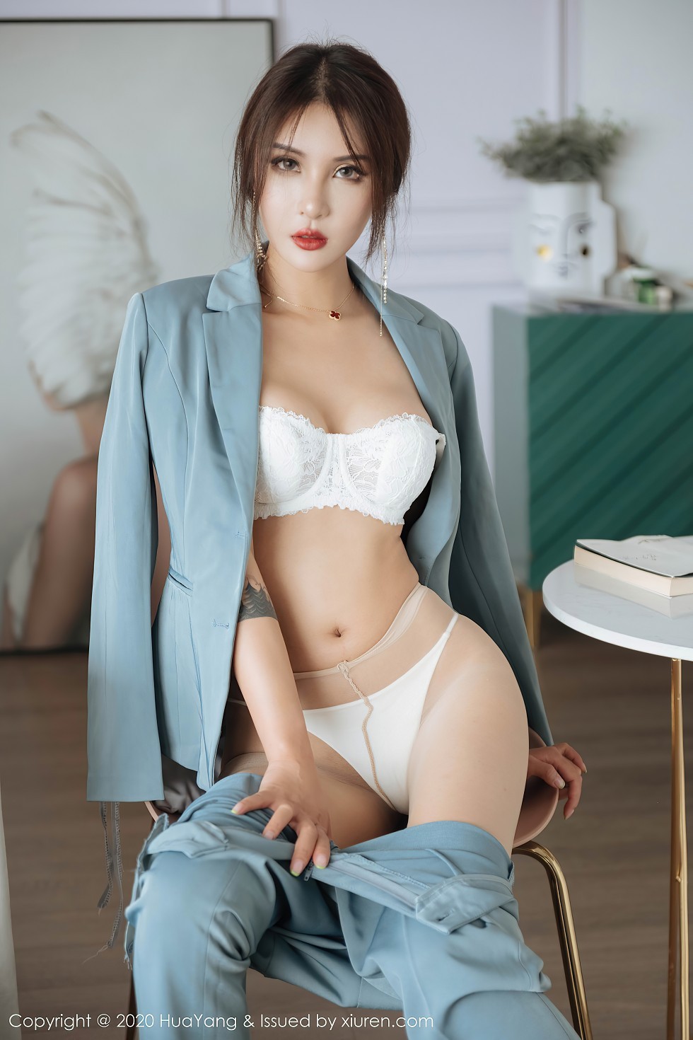 [HuaYang花漾]Vol.295_嫩模Emily顾奈奈经典酷爽职场西服半脱露性感内衣诱惑写真72P