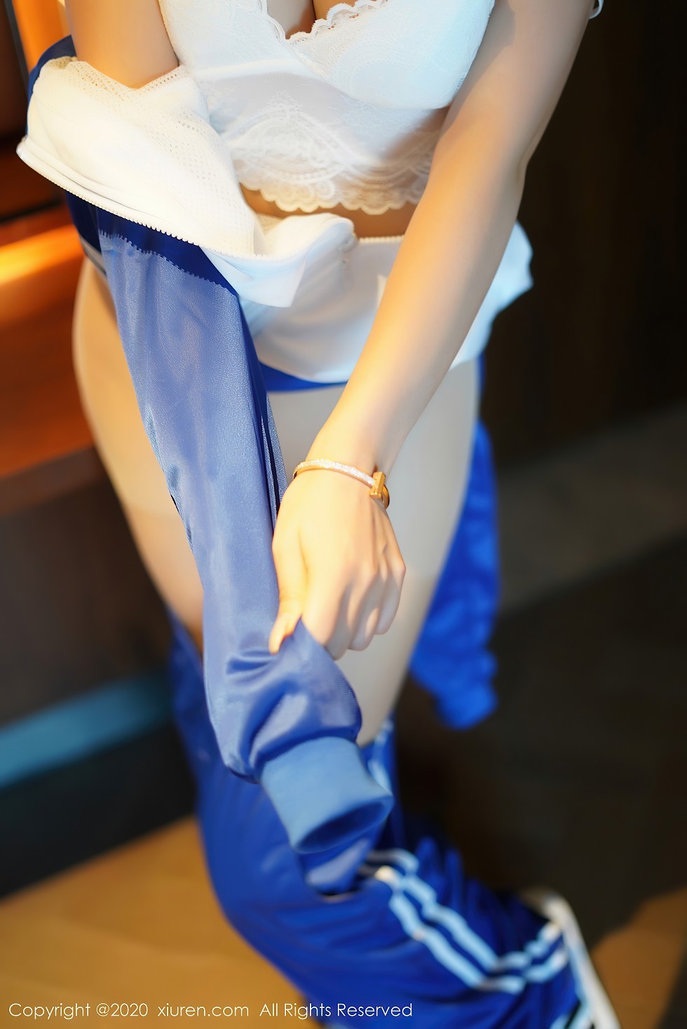 XiuRen第2586期_嫩模柴婉艺Averie清纯校服主题蓝白运动校服半脱撩人诱惑写真48P