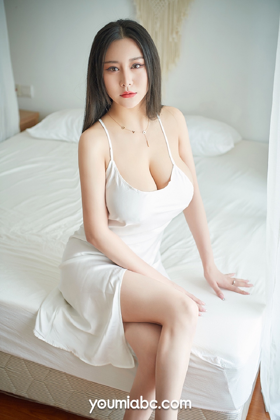 [YouMi尤蜜]Vol.345_嫩模费若拉私房性感白色吊带睡衣半脱露豪乳翘臀极致诱惑写真23P