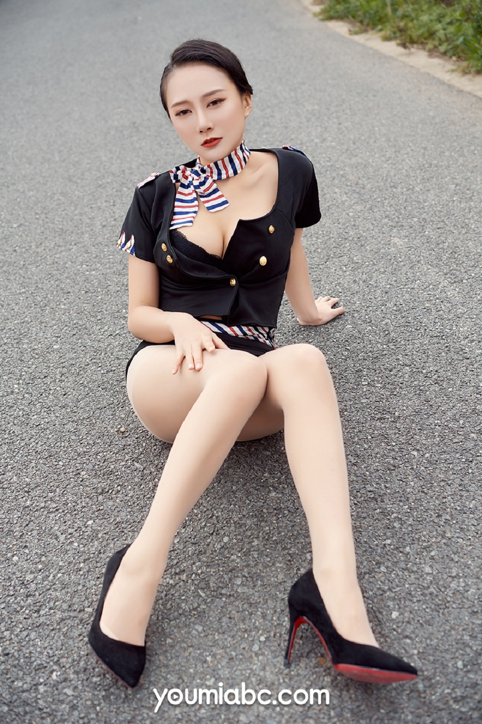 [YouMi尤蜜]Vol.348_嫩模何嘉颖户外空姐制服主题性感低胸内衣秀傲人豪乳诱惑写真30P