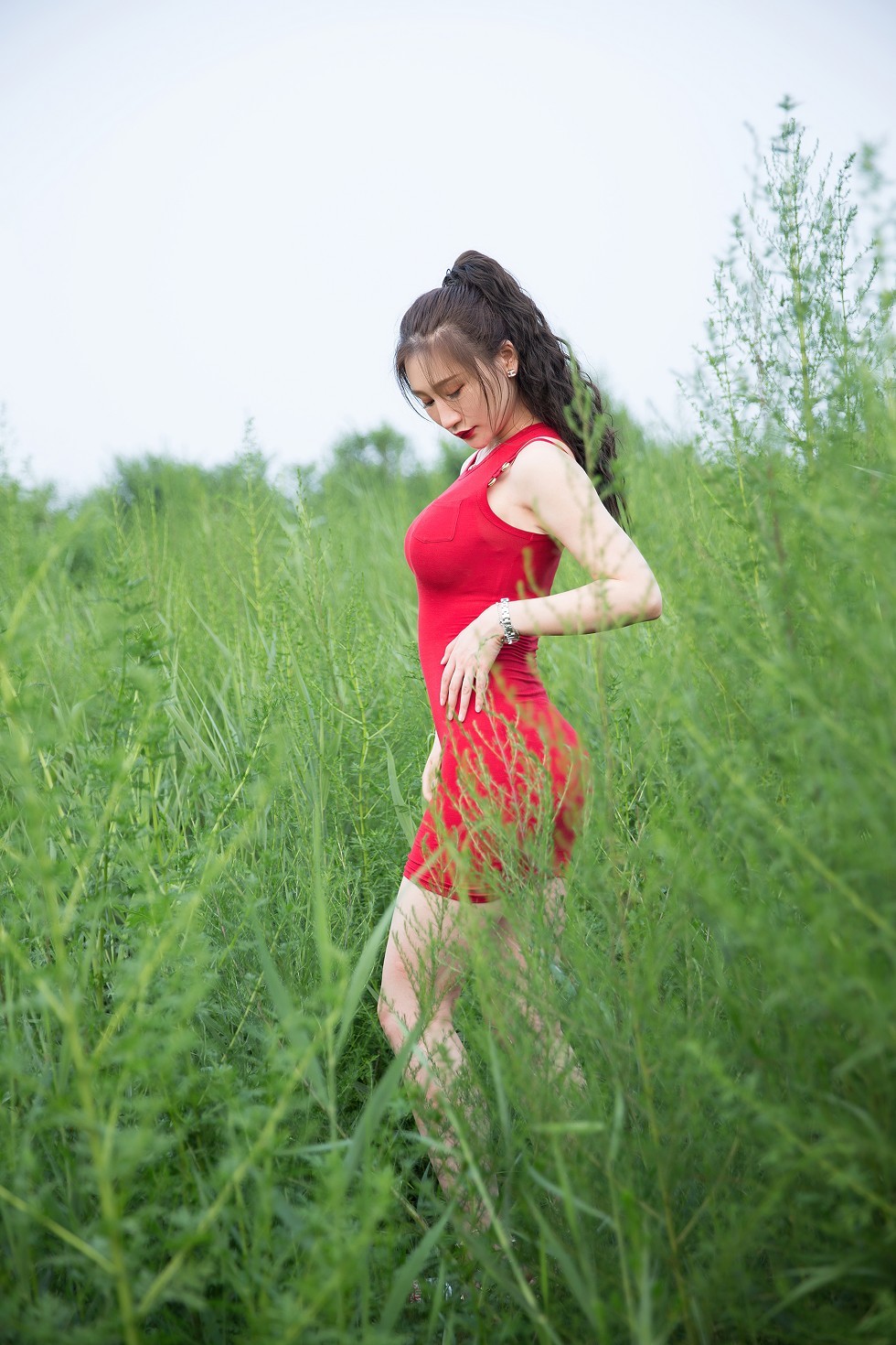 [Toutiao头条女神]No.856_嫩模玄子荒野废弃火车上性感红色连身裙秀惹火身材诱惑写真50P