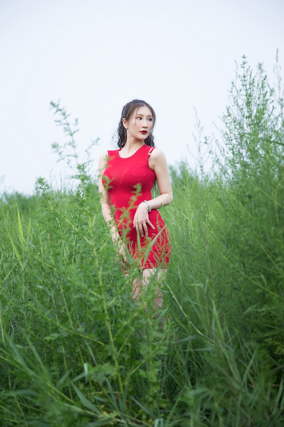 [Toutiao头条女神]No.856_嫩模玄子荒野废弃火车上性感红色连身裙秀惹火身材诱惑写真50P