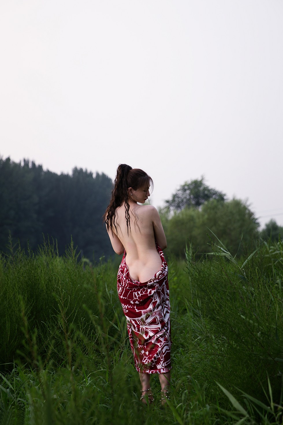 [Toutiao头条女神]No.856_嫩模玄子荒野废弃火车上性感红色连身裙秀惹火身材诱惑写真50P