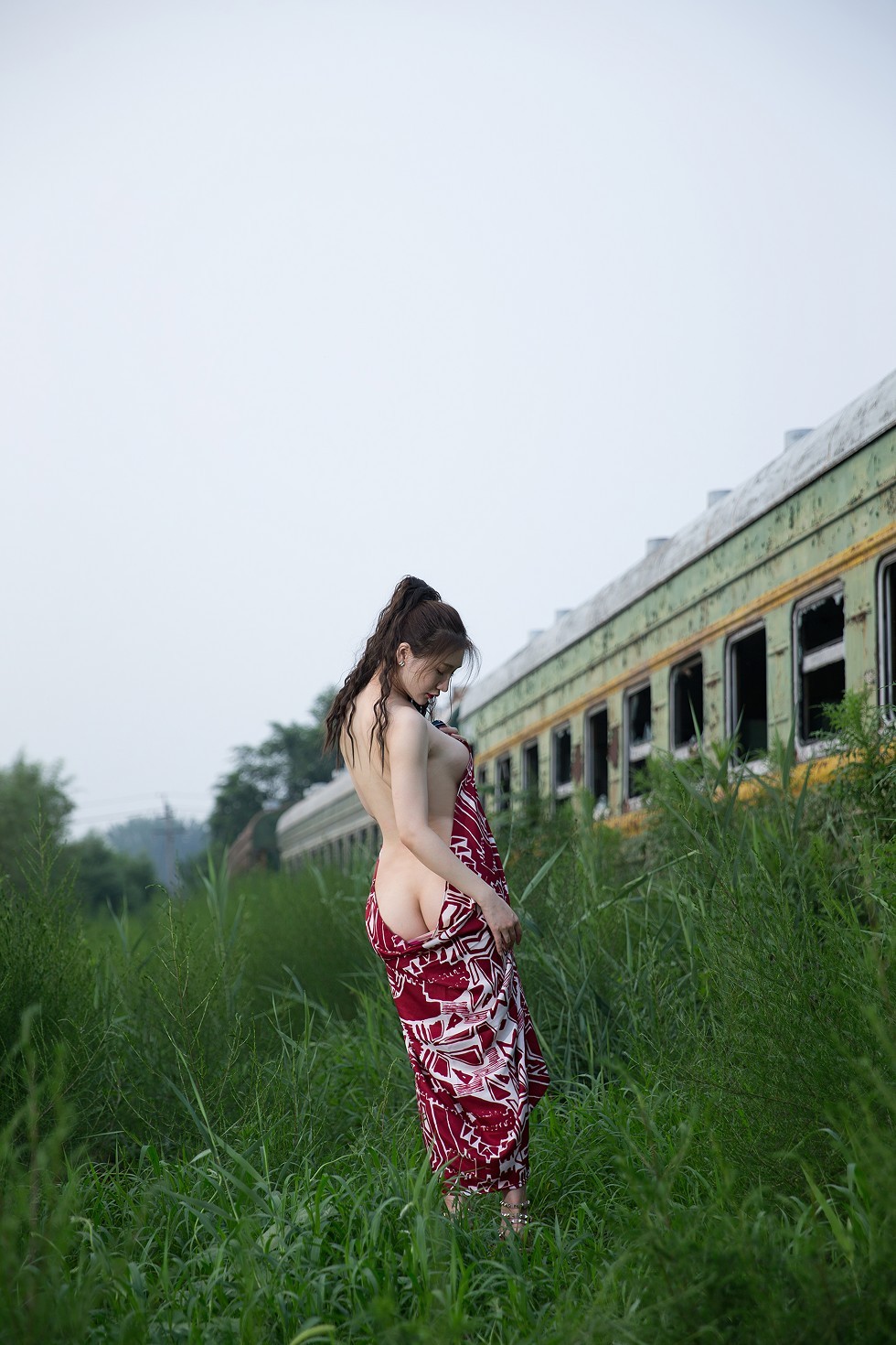 [Toutiao头条女神]No.856_嫩模玄子荒野废弃火车上性感红色连身裙秀惹火身材诱惑写真50P