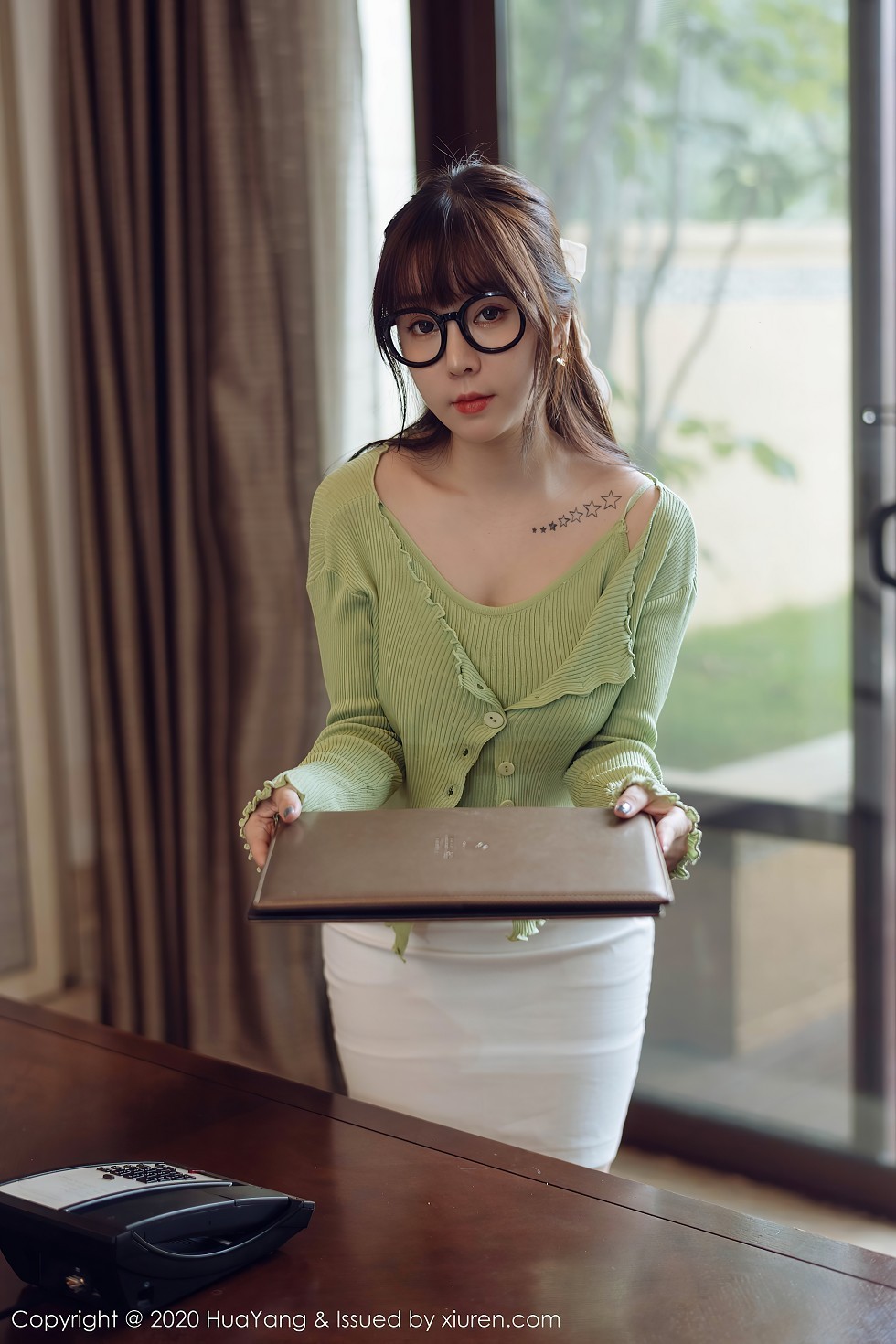 [HuaYang花漾]Vol.298_女神王雨纯西双版纳旅拍性感职场制服系列完美诱惑写真80P