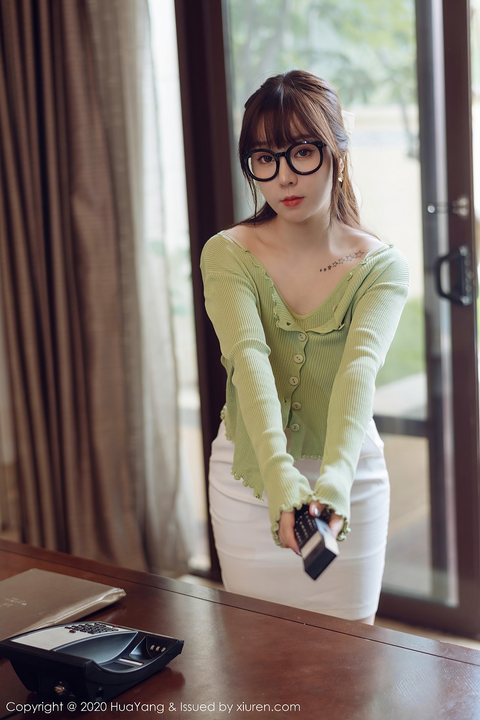 [HuaYang花漾]Vol.298_女神王雨纯西双版纳旅拍性感职场制服系列完美诱惑写真80P
