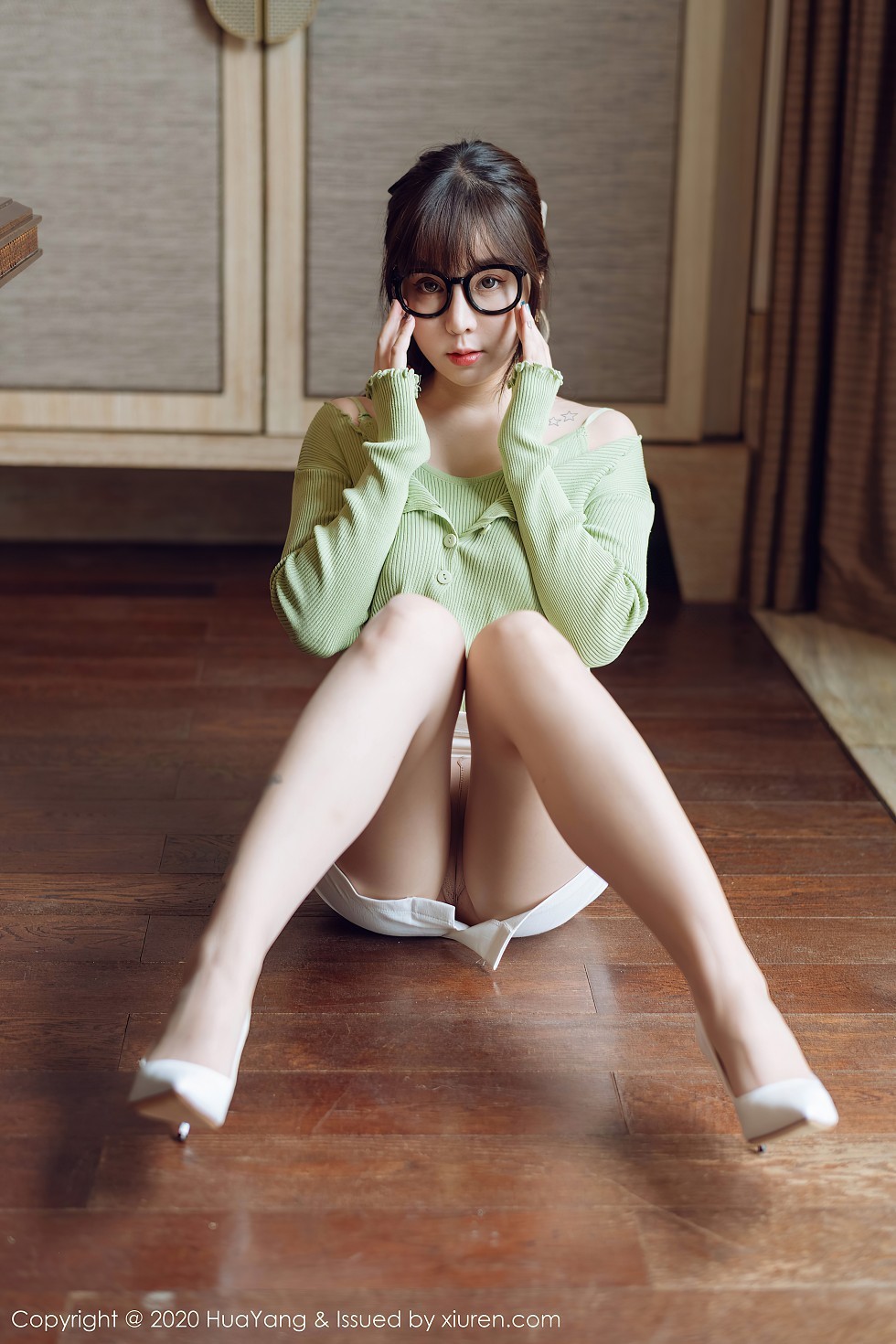 [HuaYang花漾]Vol.298_女神王雨纯西双版纳旅拍性感职场制服系列完美诱惑写真80P