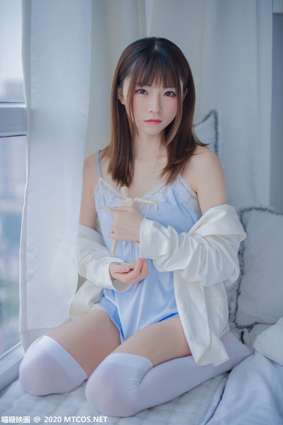 [喵糖映画]Vol.251_性感兔耳女友私房吊带睡衣配白丝袜秀翘臀美腿撩人诱惑写真58P
