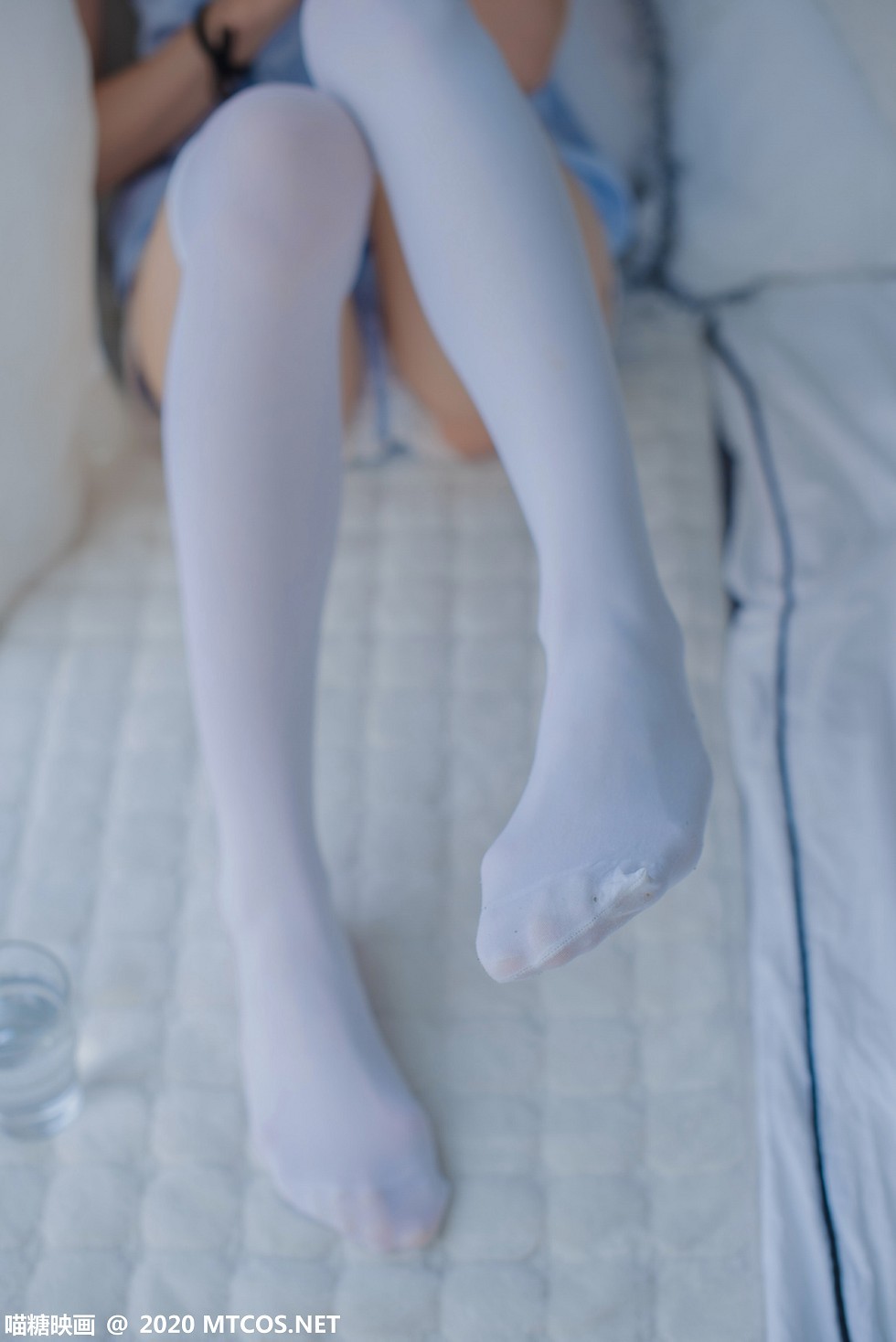 [喵糖映画]Vol.251_性感兔耳女友私房吊带睡衣配白丝袜秀翘臀美腿撩人诱惑写真58P