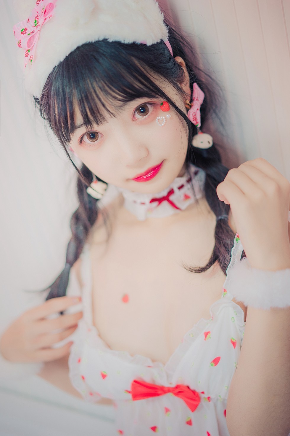 [喵糖映画]Vol.252_性感兔耳女郎私房草莓内衣秀完美身材白嫩美腿诱惑写真43P