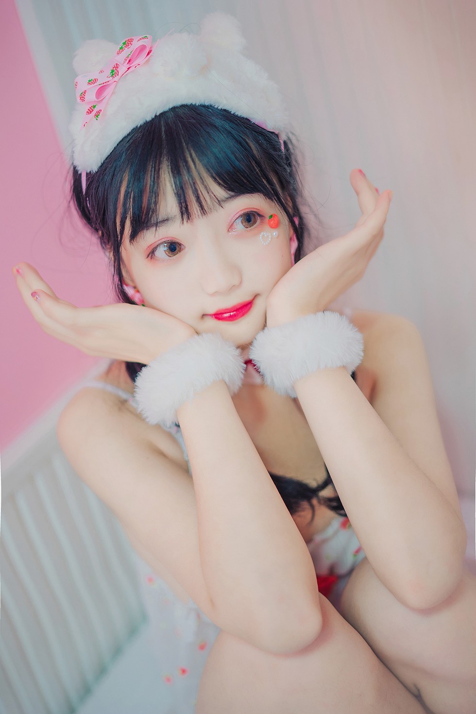[喵糖映画]Vol.252_性感兔耳女郎私房草莓内衣秀完美身材白嫩美腿诱惑写真43P