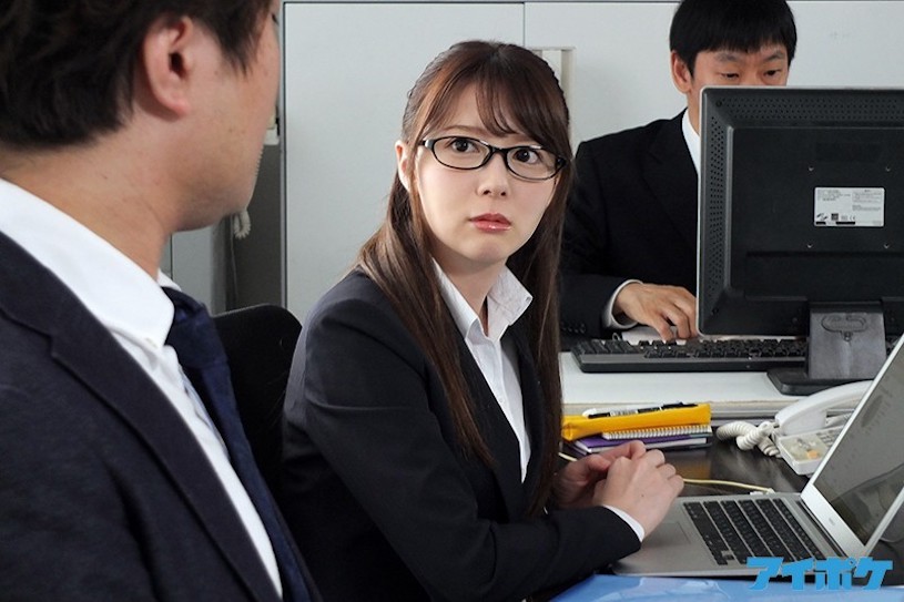 和小只马上司「岬ななみ」卧室办公，视频会议时忍不住做了...