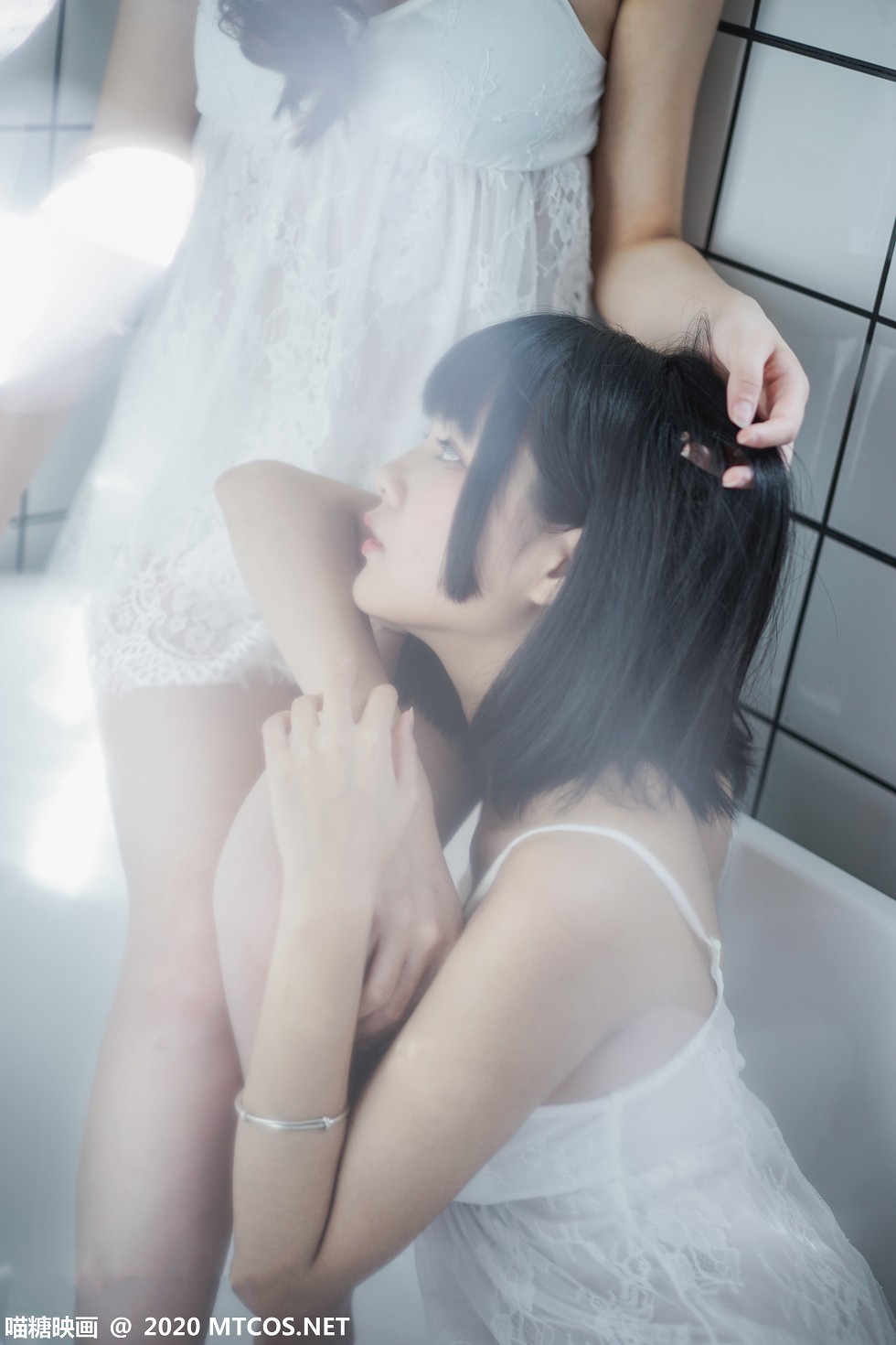 [喵糖映画]Vol.255_性感兔女郎妹子私房浴缸里性感白色吊带秀傲人豪乳诱惑写真40P
