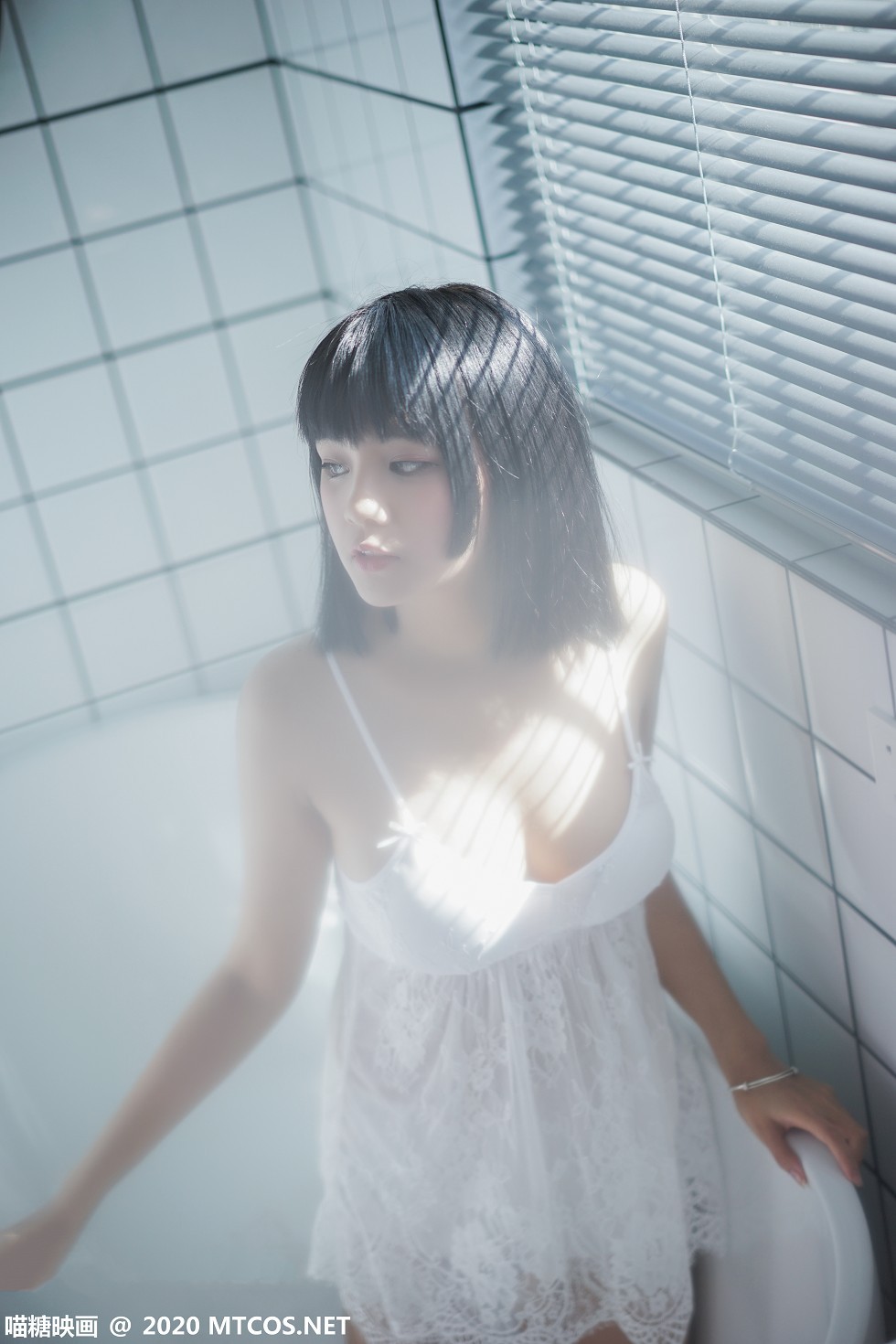 [喵糖映画]Vol.255_性感兔女郎妹子私房浴缸里性感白色吊带秀傲人豪乳诱惑写真40P