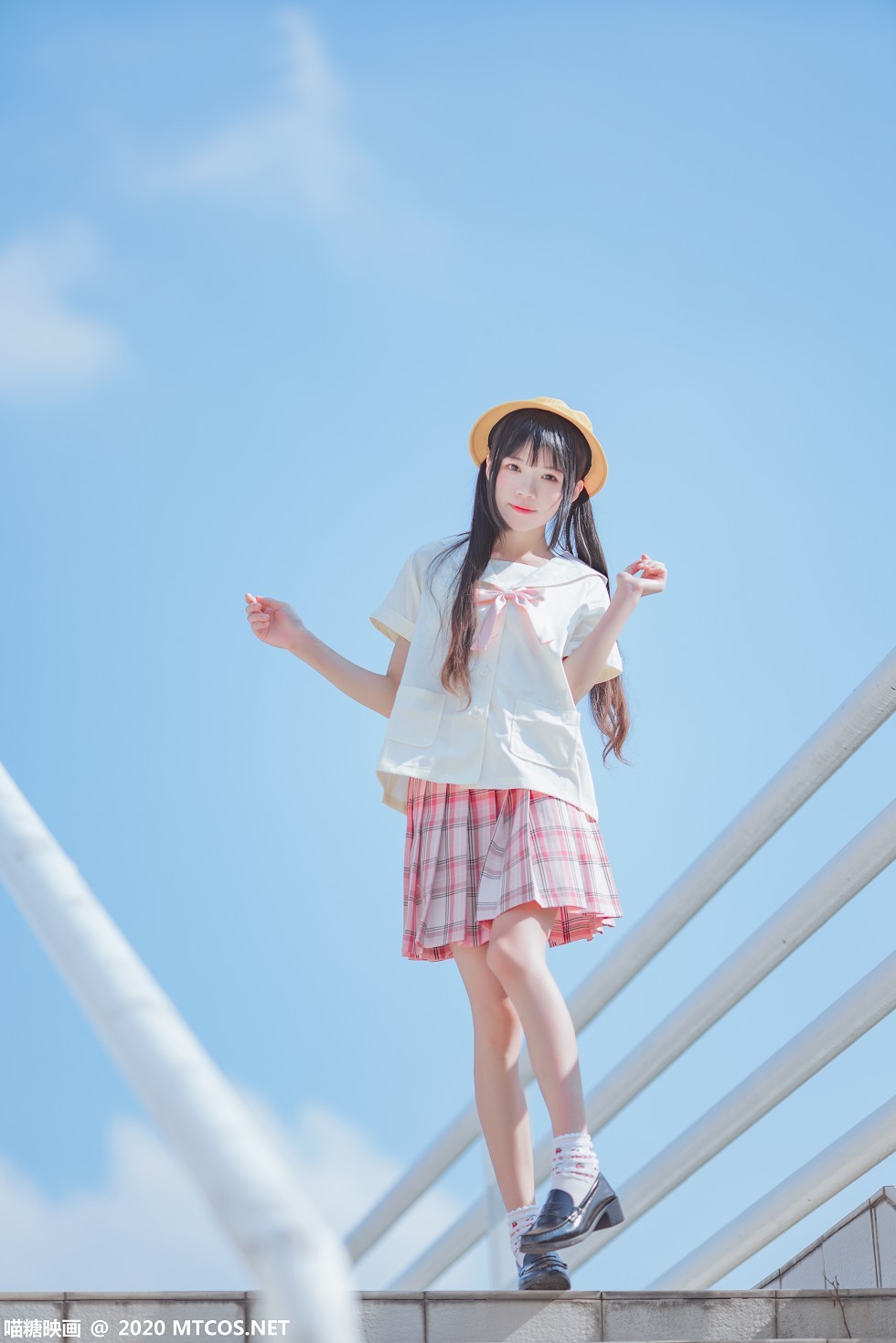 [喵糖映画]Vol.256_小黄帽美少女户外性感红色格子裙半撩露白嫩美腿诱惑写真22P