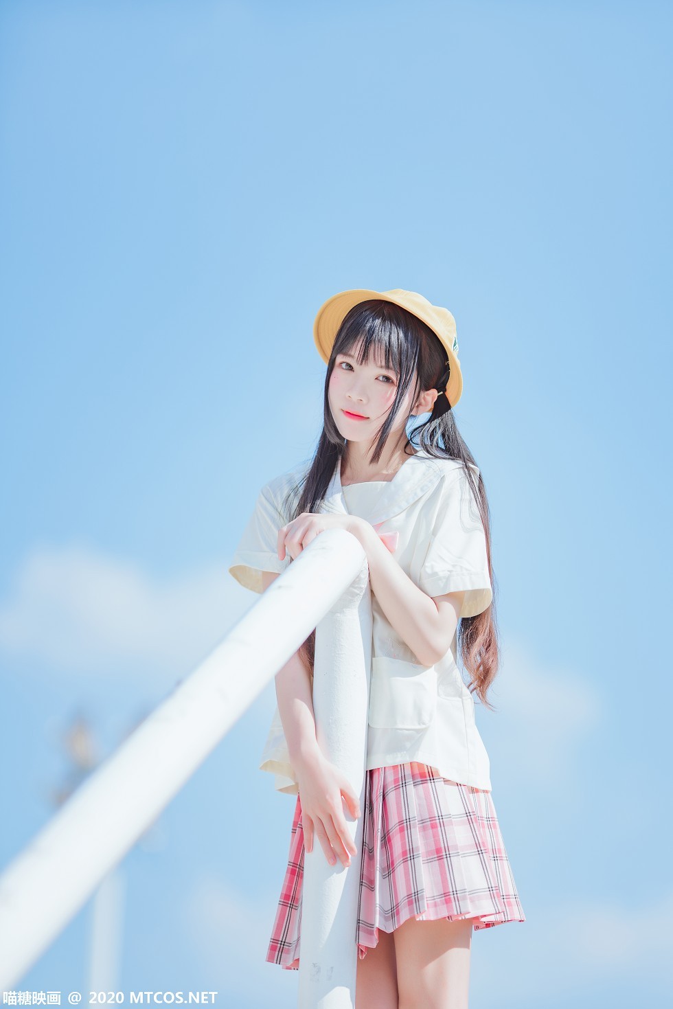 [喵糖映画]Vol.256_小黄帽美少女户外性感红色格子裙半撩露白嫩美腿诱惑写真22P