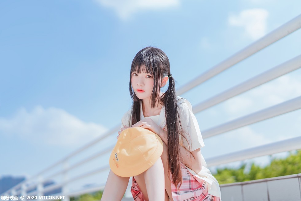 [喵糖映画]Vol.256_小黄帽美少女户外性感红色格子裙半撩露白嫩美腿诱惑写真22P