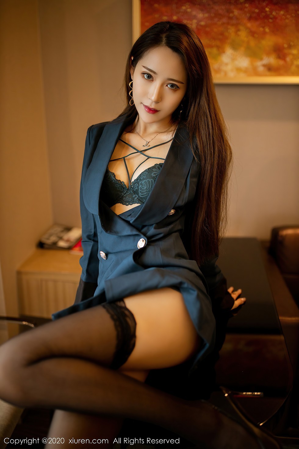 XiuRen第2606期_丽质模特周慕汐baby私房脱大衣露性感内衣黑色蕾丝袜诱惑写真53P