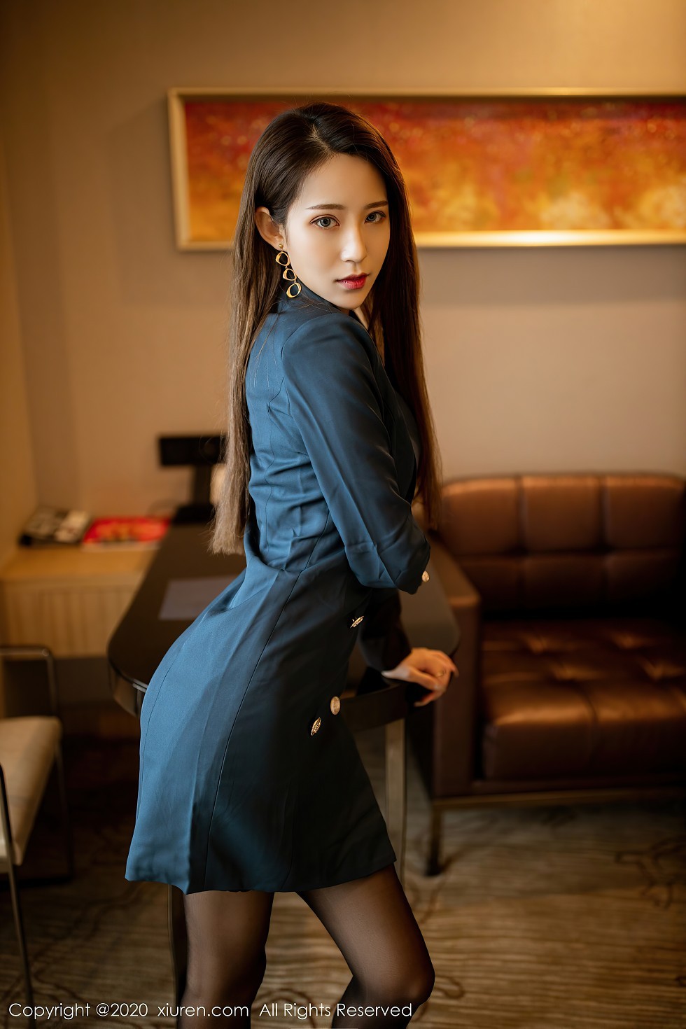 XiuRen第2606期_丽质模特周慕汐baby私房脱大衣露性感内衣黑色蕾丝袜诱惑写真53P