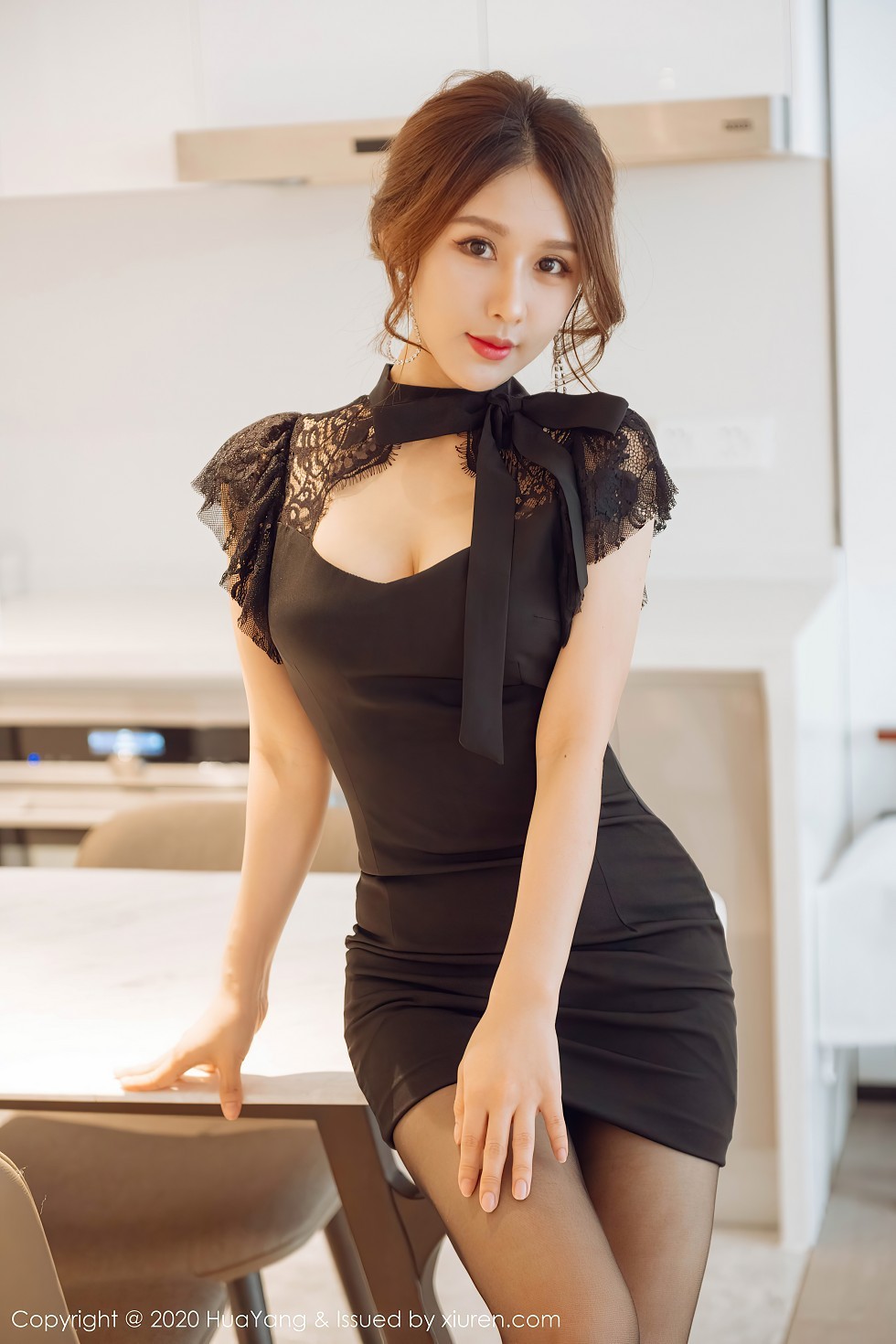 [HuaYang花漾]Vol.299_嫩模徐安安私房黑色深V短裙配黑丝裤袜秀惹火身材诱惑写真57P