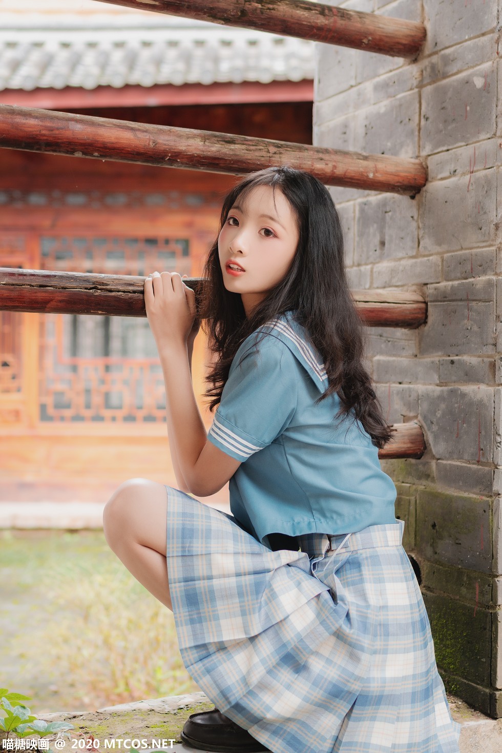 [喵糖映画]Vol.257_格子裙美少女户外清爽学生装配白色腿袜秀美腿迷人写真32P