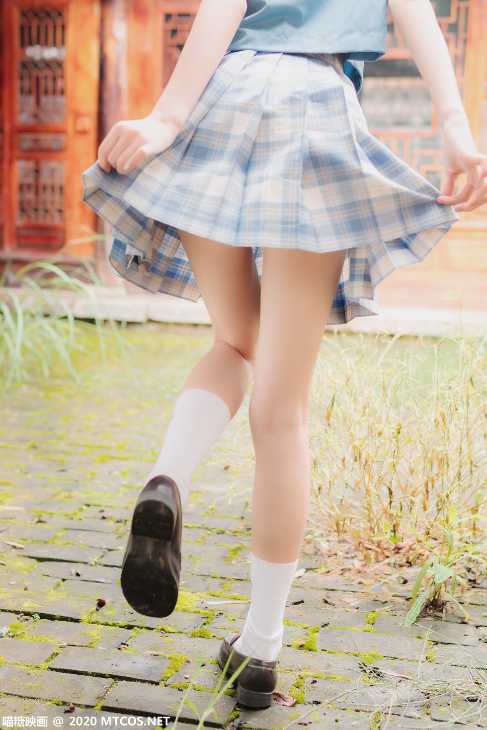 [喵糖映画]Vol.257_格子裙美少女户外清爽学生装配白色腿袜秀美腿迷人写真32P