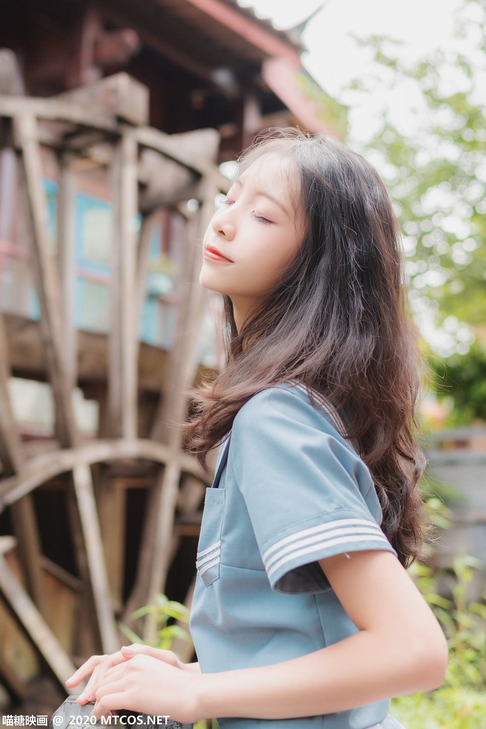 [喵糖映画]Vol.257_格子裙美少女户外清爽学生装配白色腿袜秀美腿迷人写真32P