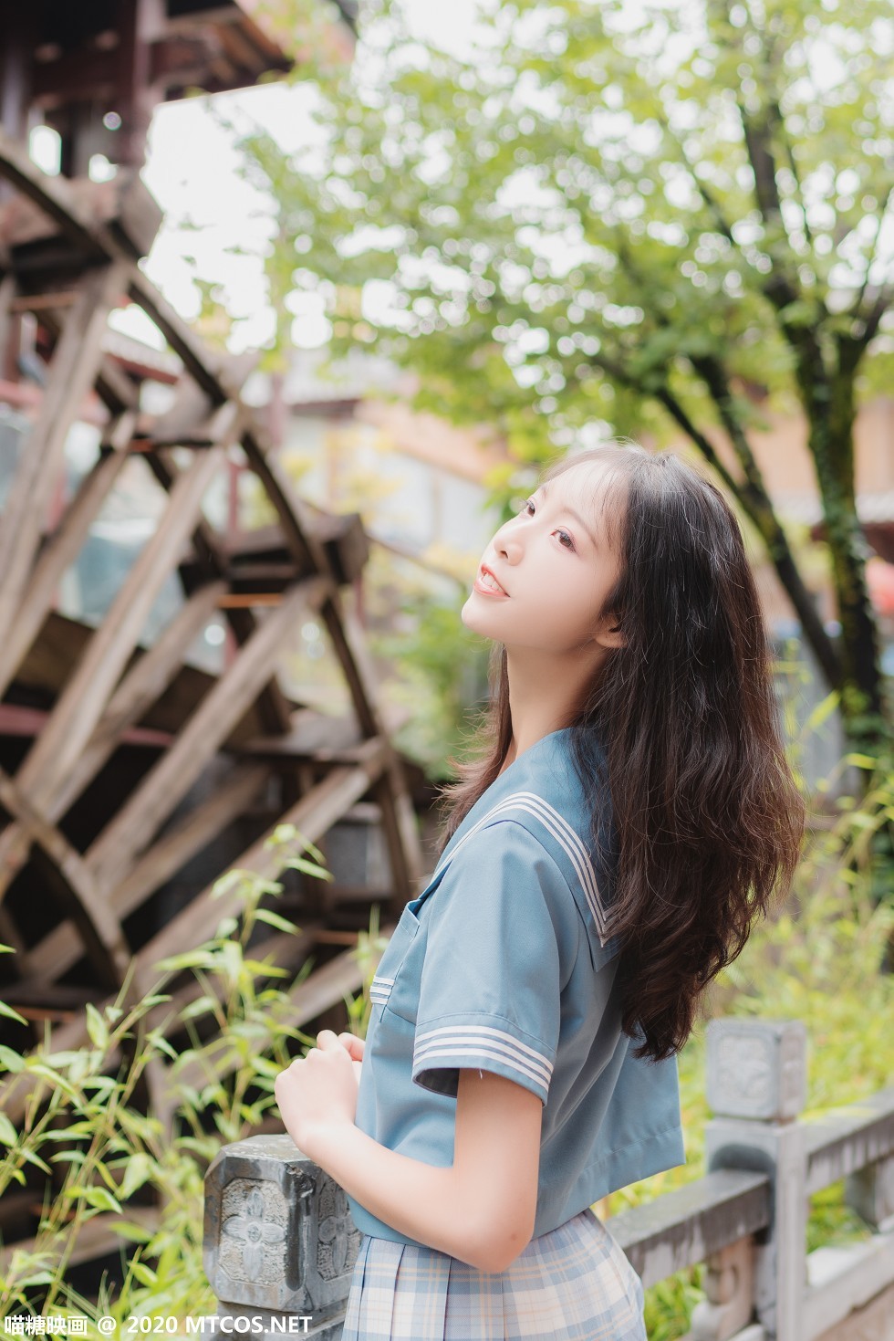 [喵糖映画]Vol.257_格子裙美少女户外清爽学生装配白色腿袜秀美腿迷人写真32P