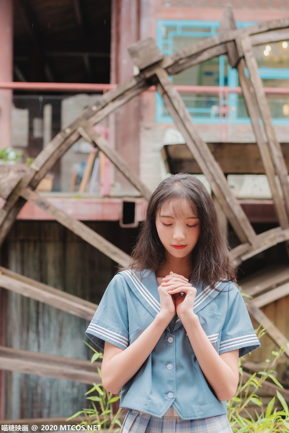 [喵糖映画]Vol.257_格子裙美少女户外清爽学生装配白色腿袜秀美腿迷人写真32P
