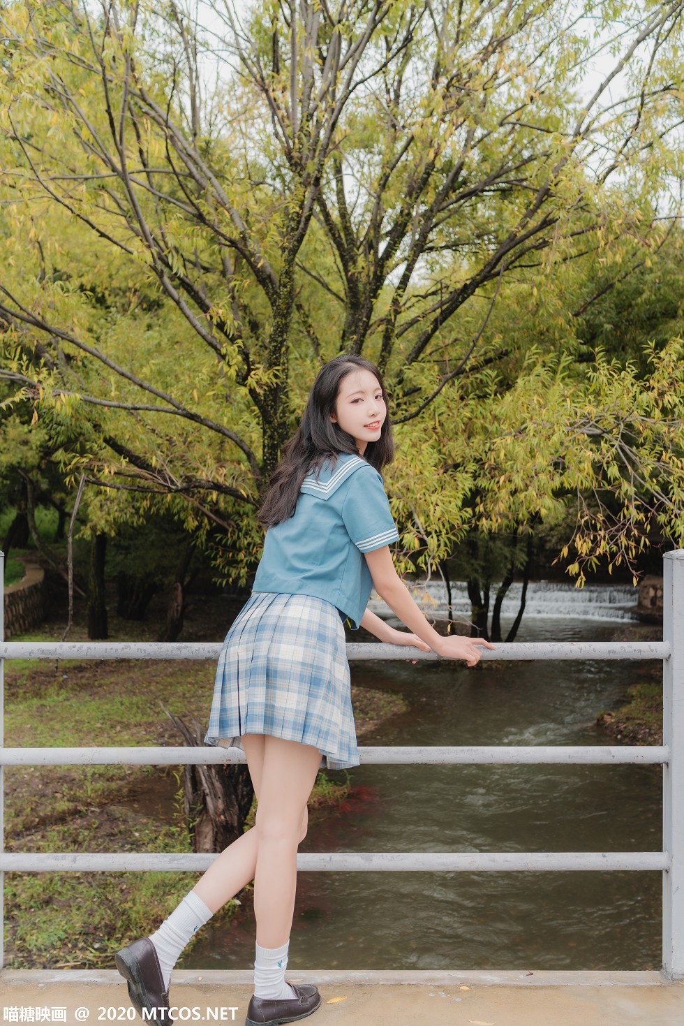 [喵糖映画]Vol.257_格子裙美少女户外清爽学生装配白色腿袜秀美腿迷人写真32P