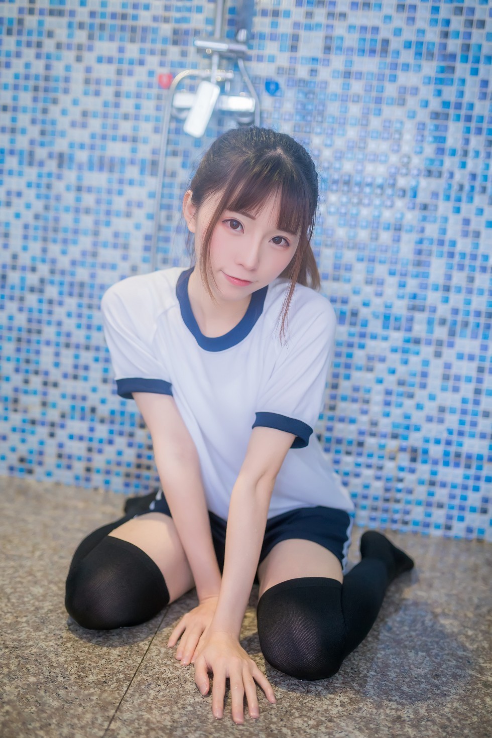[喵糖映画]Vol.259_性感美少女浴室白色体操服配黑丝袜秀美腿湿身撩人诱惑写真45P