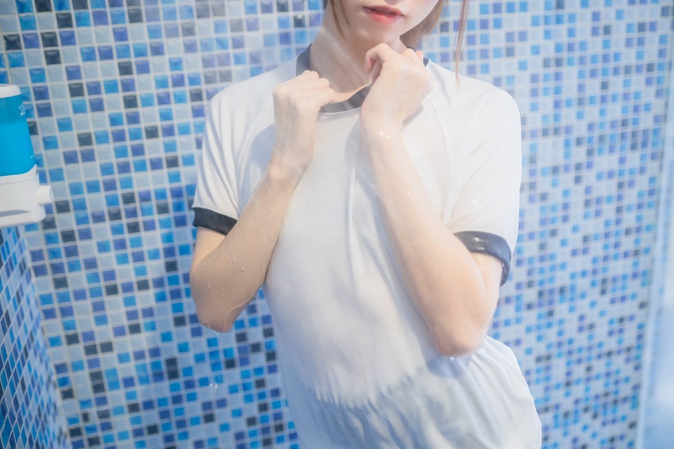 [喵糖映画]Vol.259_性感美少女浴室白色体操服配黑丝袜秀美腿湿身撩人诱惑写真45P