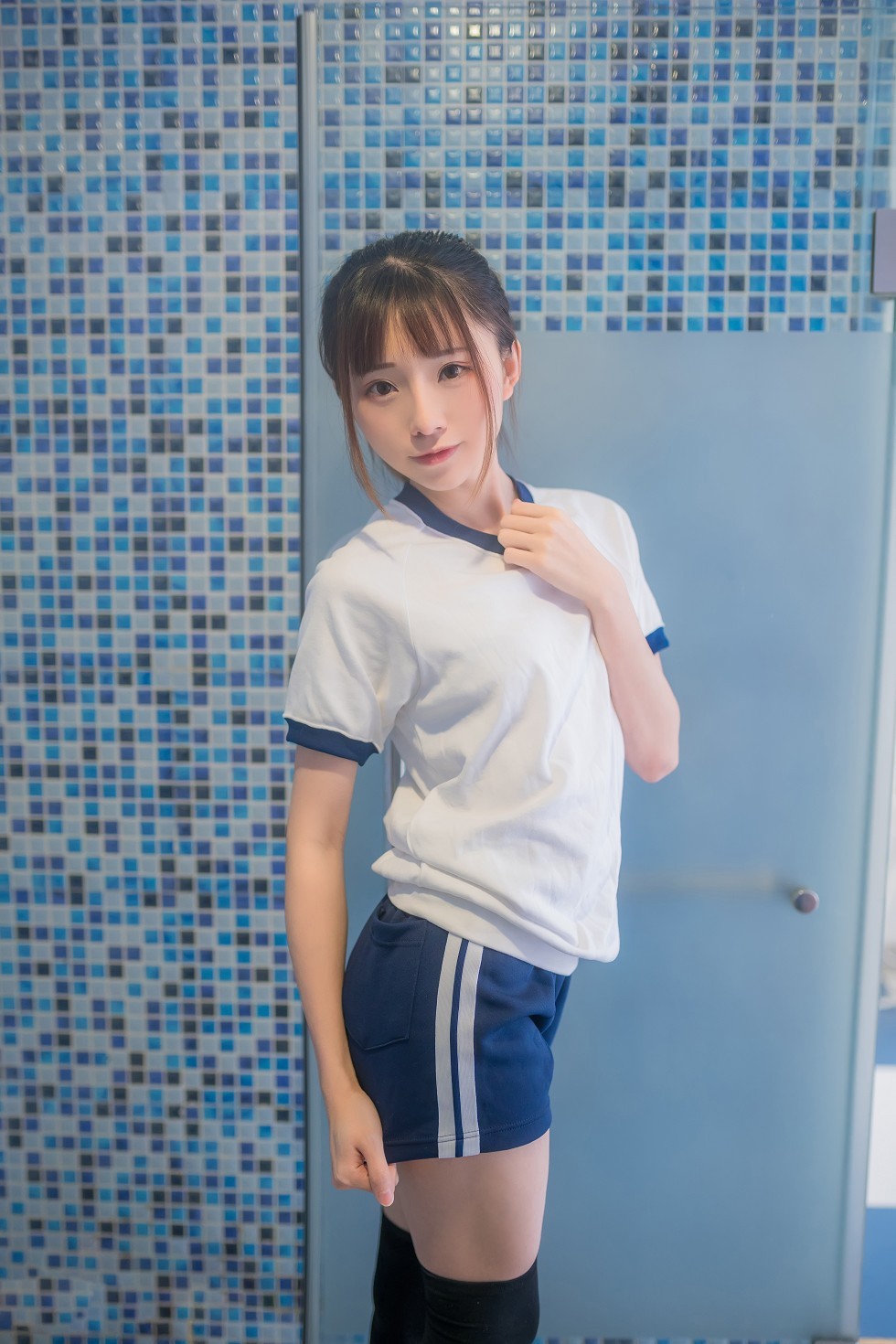 [喵糖映画]Vol.259_性感美少女浴室白色体操服配黑丝袜秀美腿湿身撩人诱惑写真45P