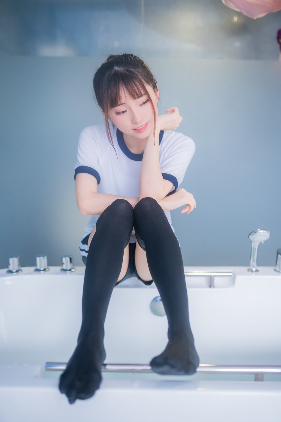 [喵糖映画]Vol.259_性感美少女浴室白色体操服配黑丝袜秀美腿湿身撩人诱惑写真45P