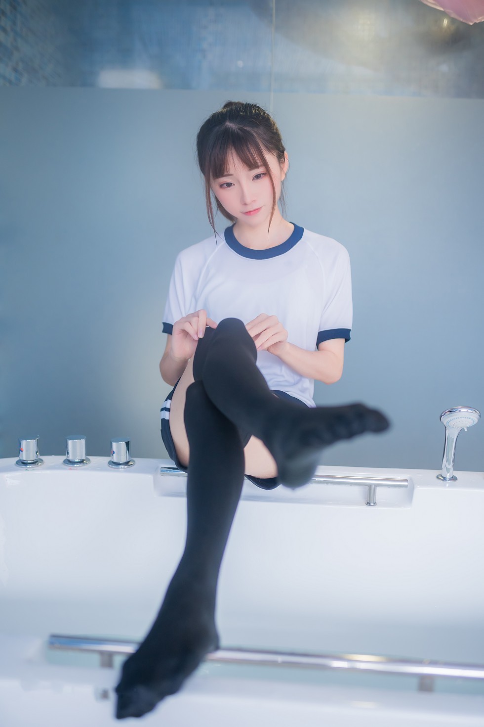 [喵糖映画]Vol.259_性感美少女浴室白色体操服配黑丝袜秀美腿湿身撩人诱惑写真45P
