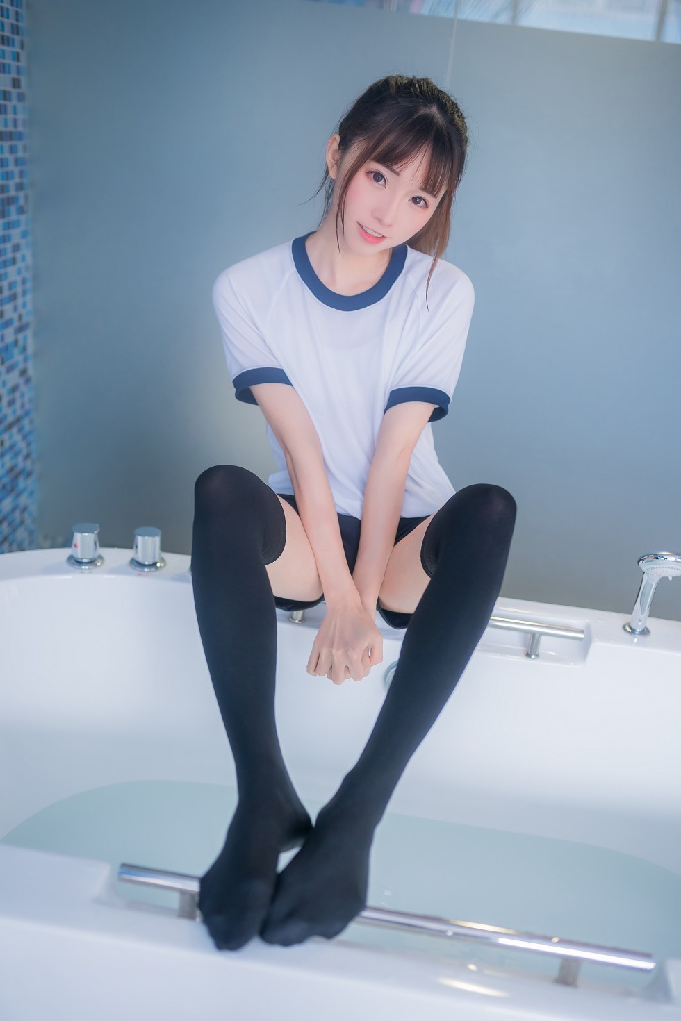[喵糖映画]Vol.259_性感美少女浴室白色体操服配黑丝袜秀美腿湿身撩人诱惑写真45P