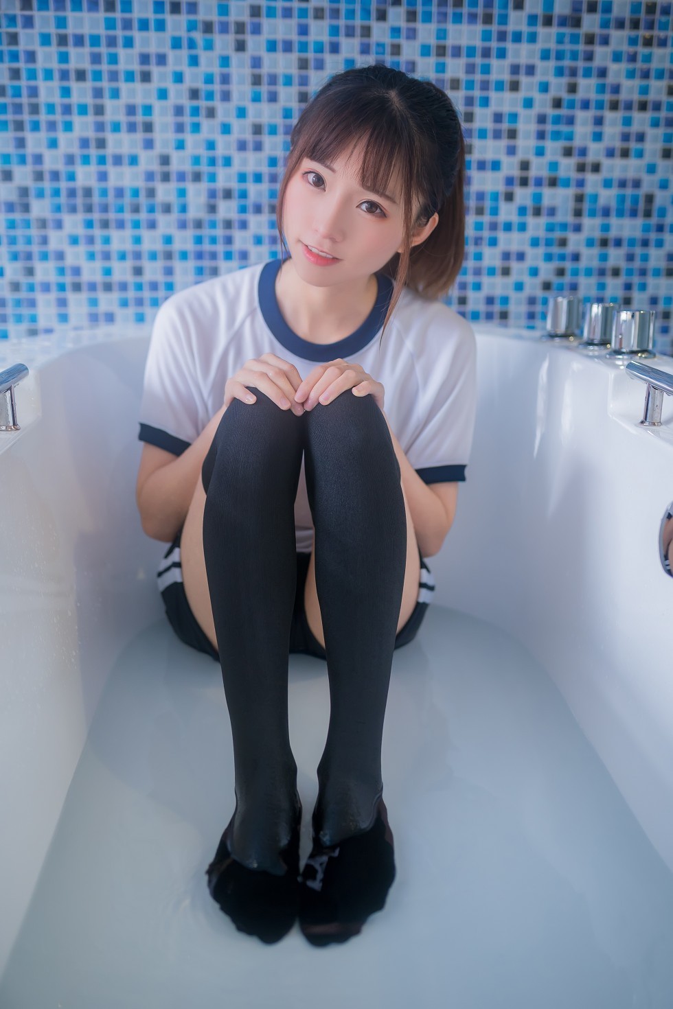 [喵糖映画]Vol.259_性感美少女浴室白色体操服配黑丝袜秀美腿湿身撩人诱惑写真45P