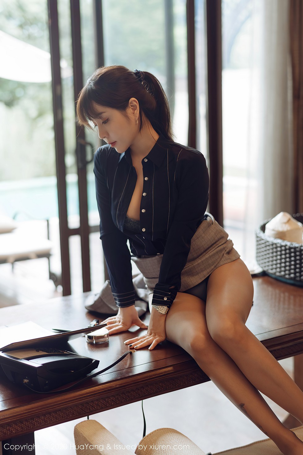 [HuaYang花漾]Vol.300_女神王雨纯西双版纳旅拍总裁vs土气职员第二部私房诱惑写真80P