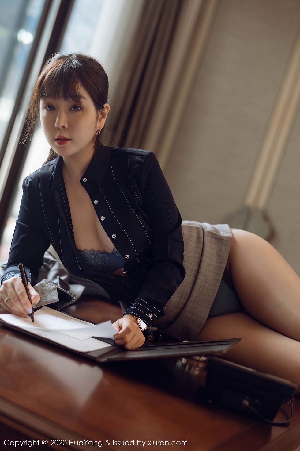 [HuaYang花漾]Vol.300_女神王雨纯西双版纳旅拍总裁vs土气职员第二部私房诱惑写真80P