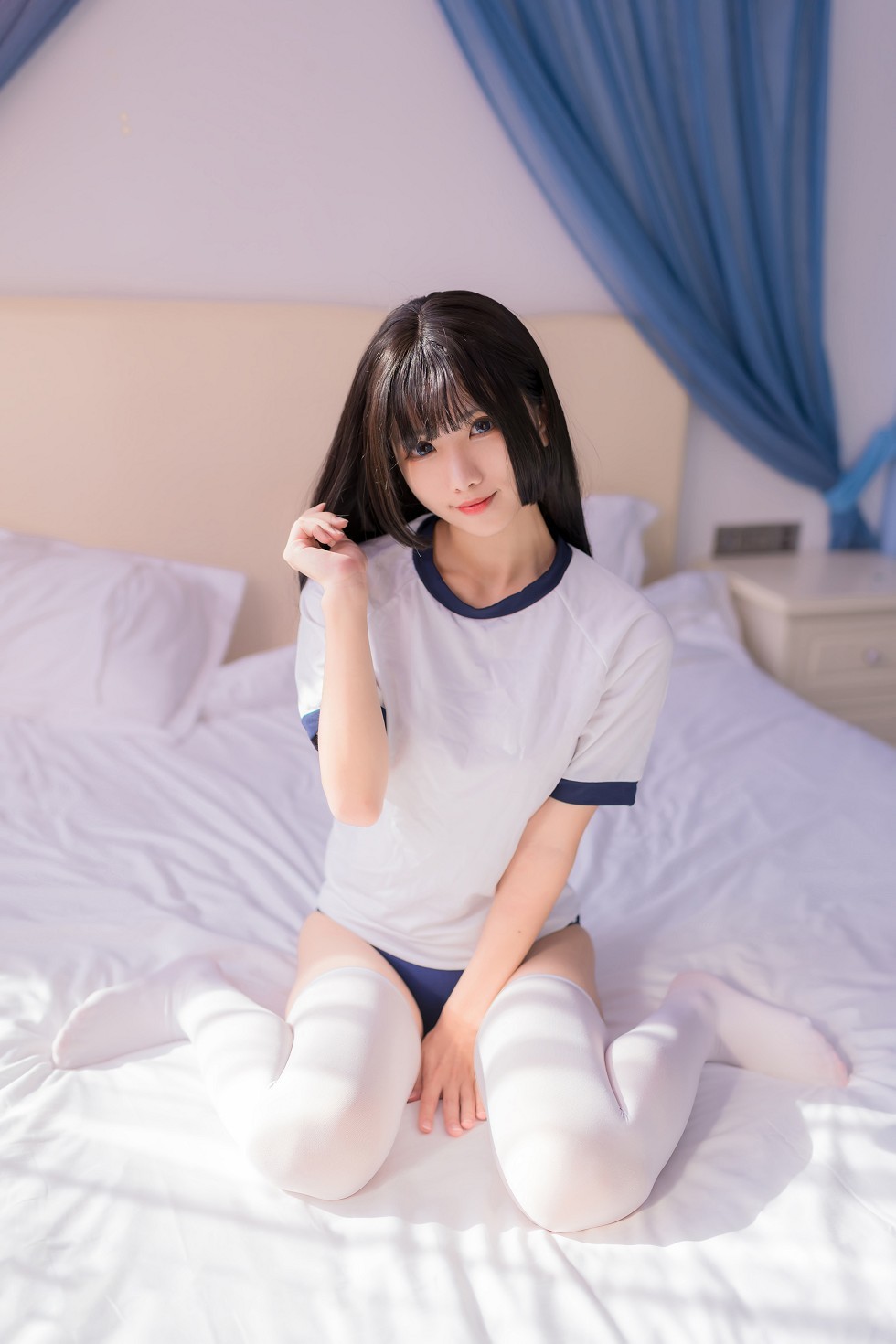 [喵糖映画]Vol.264_白色运动服美少女午后阳光主题私房床上性感白丝袜秀美腿写真29P