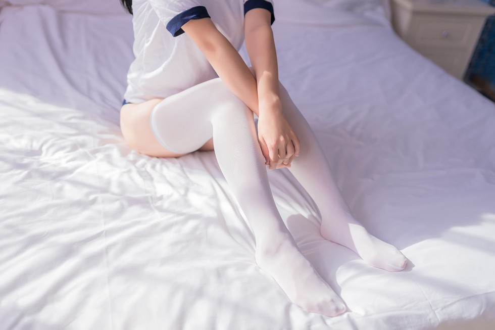 [喵糖映画]Vol.264_白色运动服美少女午后阳光主题私房床上性感白丝袜秀美腿写真29P