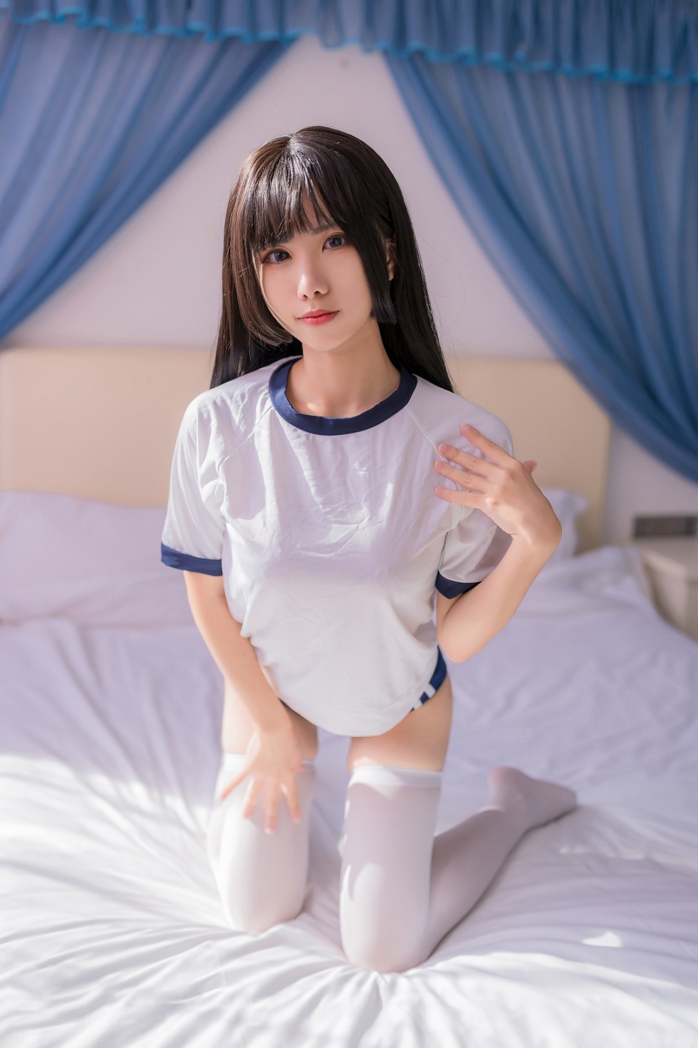 [喵糖映画]Vol.264_白色运动服美少女午后阳光主题私房床上性感白丝袜秀美腿写真29P